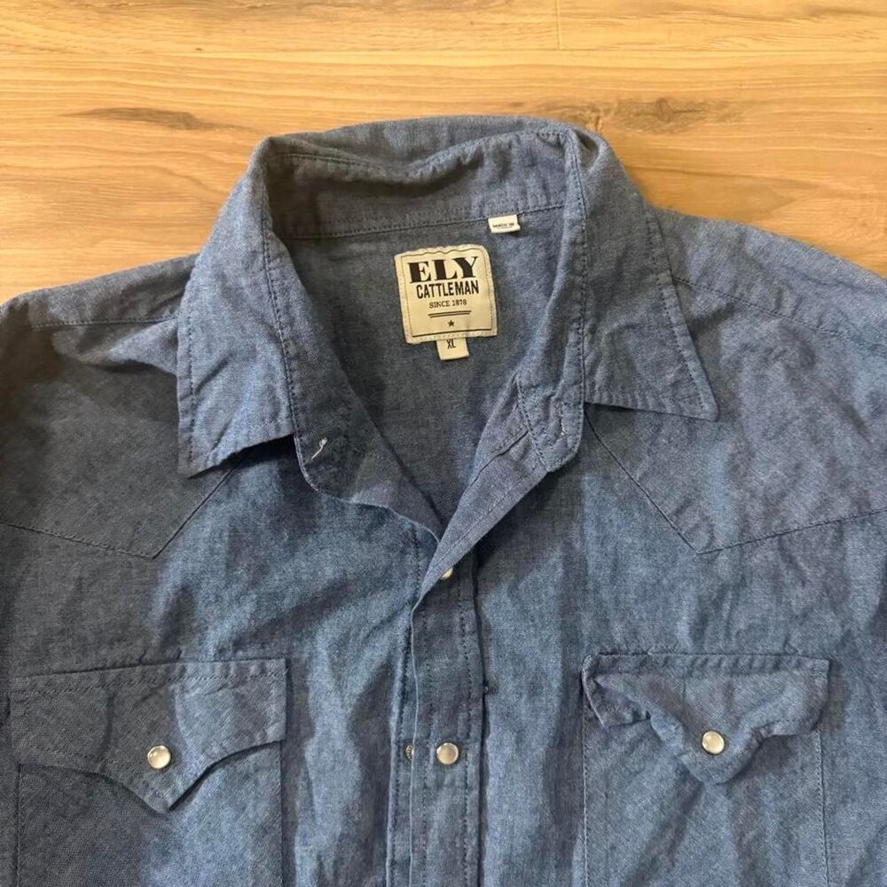 Ely Gentleman Pearl snap blue chambray button-up western size medium